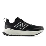 Championes de trail running New Balance modelo Garoé v2 para mujer, color negro con entresuela blanca Fresh Foam X y suela con tecnología AT Tread.