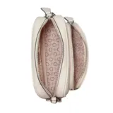 Cartera tipo bandolera Guess modelo Joella, color beige con logo frontal estampado. Cuenta con cierre superior, bolsillo frontal con cierre y correa de hombro ajustable y extraíble con diseño de rayas y logo.