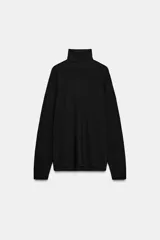 Jersey de punto liso color negro, con cuello subido y mangas largas de diseño murciélago con sisa ancha que se estrecha hacia la muñeca.