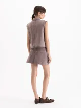 Minifalda de gabardina color marrón con efecto desteñido, con recortes frontales, bolsillos tipo cargo y costuras pespunteadas.