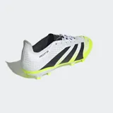 Championes de fútbol Adidas Predator League FG, color blanco con tres franjas negras y detalles en amarillo neón. El exterior presenta un patrón texturizado tipo piel de serpiente en blanco y negro, con la puntera en amarillo neón.