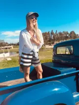 Short tejido a rayas horizontales blancas y negras.