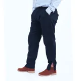 Pantalón de vestir verde oliva, de corte recto, con bolsillos laterales y traseros. Se ajusta a la cintura con cinturón de cuero marrón.