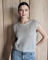 Musculosa de tejido de punto con textura tipo panal, cuello redondo y diseño sin mangas con hombros ligeramente caídos.