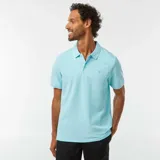Remera tipo polo celeste con cuello y mangas con ribete blanco.