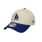 Gorro New Era 9Forty ajustable, color beige con visera azul y logo de los Dodgers bordado en azul.