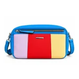 Bandolera de cuero sintético con diseño colorblock en tonos azul, lila, rojo y amarillo. Cuenta con un compartimento principal con cierre, un bolsillo frontal con cierre y correa ajustable y desmontable.