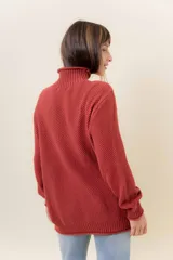 Polera de tejido de punto con textura marcada, cuello alto y diseño oversize con hombros caídos y terminaciones acanaladas.