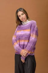 Sweater de punto con textura suave y diseño de franjas horizontales en tonos violeta, lila y naranja. Presenta cuello redondo y mangas largas con un corte relajado.