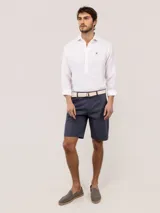 Bermuda de hombre de corte regular fit, color gris, con cierre de cremallera y botón, bolsillos laterales y traseros.