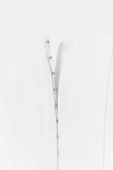 Top tipo corset de escote recto y hombros descubiertos, con cierre frontal mediante ganchos metálicos y costuras verticales estructuradas.