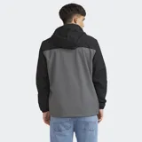 Campera ligera con capucha y cierre frontal, diseño color block en negro, marrón y beige. Cuenta con interior de polar y puños elásticos.