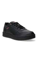 Championes Puma Court Classy de mujer, color blanco con detalles en tostado en la lengüeta, el talón y la suela, diseño urbano con perforaciones en la puntera y logotipo lateral en relieve dorado.
