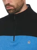Sweater de punto negro con rayas horizontales azul y gris en el pecho, cuello alto con cierre de un cuarto y logo de pingüino bordado en el pecho.