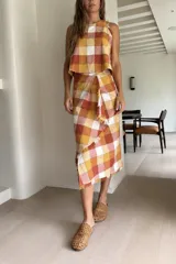 Top de calce suelto y diseño a cuadros en tonos celeste, marrón y blanco, con detalles desflecados en sisas y escote.