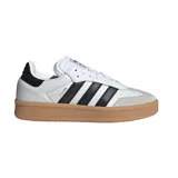 Championes adidas modelo Samba XLG, con diseño clásico en color blanco y negro. Presentan una silueta icónica con las tres tiras laterales en negro, puntera de gamuza gris y una suela de goma color caramelo con plataforma.