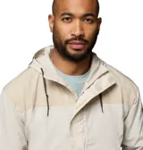 Campera Columbia modelo Challenger Windbreak Omni-Shield de color beige claro con detalles en tostado. Cuenta con capucha ajustable, media cremallera frontal, gran bolsillo canguro central con solapa y cierre de velcro, y puños elásticos.