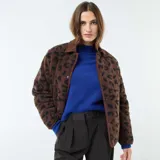 Chaqueta marrón con estampado animal print negro, cuello clásico y cierre con botones.