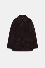 Cazadora de ante color marrón oscuro, con cuello solapa, manga larga y cierre frontal de botones. Incluye dos bolsillos delanteros de plastrón con solapa.