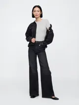 Remera de tejido rib, corte ajustado al cuerpo, con cuello redondo y mangas cortas.