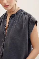 Camisa sin mangas de lyocell, con cuello mao y cierre frontal de botones.