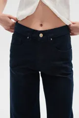 Pantalon de jean recto de tiro alto con acabado brillante tipo glitter.