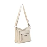 Bandolera morral color beige de símil cuero, con apertura superior con cierre. Cuenta con dos bolsillos frontales con cierre, un bolsillo trasero con cierre y tres bolsillos internos con división y cierres. Incluye una correa de galón regulable a tono.