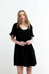Vestido corto fluido de gasa de algodón color negro, con mangas cortas, escote redondo y detalle de lazo ajustable en el pecho.