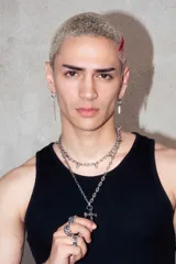 Gargantilla plateada de acero inoxidable con cadena de eslabones y púas metálicas.