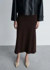 Falda midi de punto fino con diseño evasé, tiro medio y cintura elástica. Confeccionada en una mezcla de lana y poliéster.