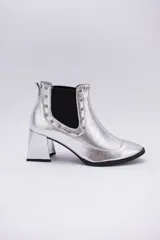 Botas cortas negras de cuero con elásticos laterales, taco cuadrado y apliques de tachas plateadas.