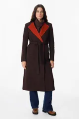 Tapado de paño en color gris oscuro, con solapas clásicas, corte recto y bolsillos laterales integrados.