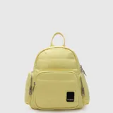 Mochila Bubba modelo Victoria, color amarillo, con diseño acolchado y múltiples bolsillos con cierre. Cuenta con asa superior y correas ajustables.