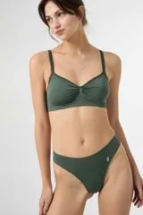 Soutien tipo bralette de microfibra sin costuras, con diseño de doble bretel regulable y detalle fruncido en el centro del escote. Cuenta con cierre de broche doble en la espalda con tres niveles de ajuste.