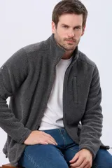 Campera de polar texturado grueso con interior de micropolar, cuello alto y cierre frontal. Cuenta con bolsillos laterales con cierre y un bolsillo vertical en el pecho.