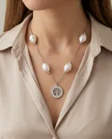 Collar de cadena de eslabones de acero con perlas barrocas intercaladas y un dije circular central con diseño de árbol de la vida y borde con incrustaciones de circonias.