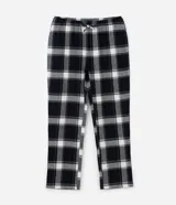 Pantalón de pijama de corte recto confeccionado en franela de algodón con estampado de cuadros en tonos blanco y negro. Presenta cintura elástica con cordón de ajuste para mayor comodidad.