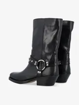 Botas de caña media de cuero negro con hebilla y tachas plateadas.