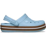 Zuecos Crocs modelo Crocband, color celeste con franja marrón y blanca en la entresuela. Diseño ergonómico con correa pivotante en el talón y perforaciones para ventilación.