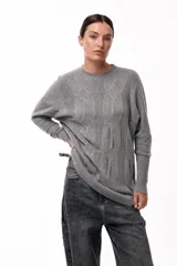 Sweater de punto con diseño de ochos y textura en relieve, de silueta relajada, cuello redondo y mangas largas con puños acanalados.