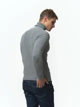 Polera de punto de cuello alto, manga larga y diseño ajustado, confeccionada en tejido de punto con textura acanalada.