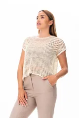 Buzo de punto calado color beige, de corte holgado y mangas cortas.