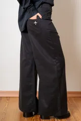 Pantalon de corte wide leg en color bordó, con cintura alta, cierre frontal con botón y bolsillos laterales.