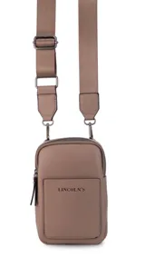 Bandolera pequeña de diseño compacto en color mostaza, confeccionada en material sintético con textura granulada. Presenta un bolsillo frontal con el logo de la marca impreso, cierre superior y correa ancha ajustable y desmontable.