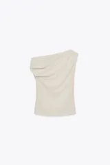 Top de tejido punto color marrón oscuro, con escote asimétrico tipo *one-shoulder* y drapeado frontal.