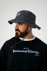 Remera negra oversize de algodón elastizado con cuello redondo y mangas cortas con ribete blanco. Estampa frontal con la frase "Made by Immortal Energy Hermod" en color blanco.