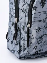 Mochila urbana de color gris con estampado gráfico estilo doodle que incluye dibujos de patinetas, auriculares, estrellas y texto. Cuenta con un compartimento principal amplio y un bolsillo frontal con cierre.