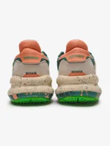 Championes Satorisan modelo Chacrona Linen, de color verde con detalles en beige, naranja y salmón, confeccionados en lino y cuero, con suela chunky moteada y cordones bicolor.