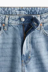 Pantalón de jean celeste de tiro alto, corte holgado en cintura, cadera y muslos, con estilo baggy de muslo a bajo.