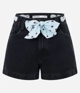 Short de jean negro de tiro alto con bolsillos delanteros y traseros, cierre con botón y cremallera, e incluye un pañuelo celeste con lunares y ojales metálicos para usar como lazo en la cintura.